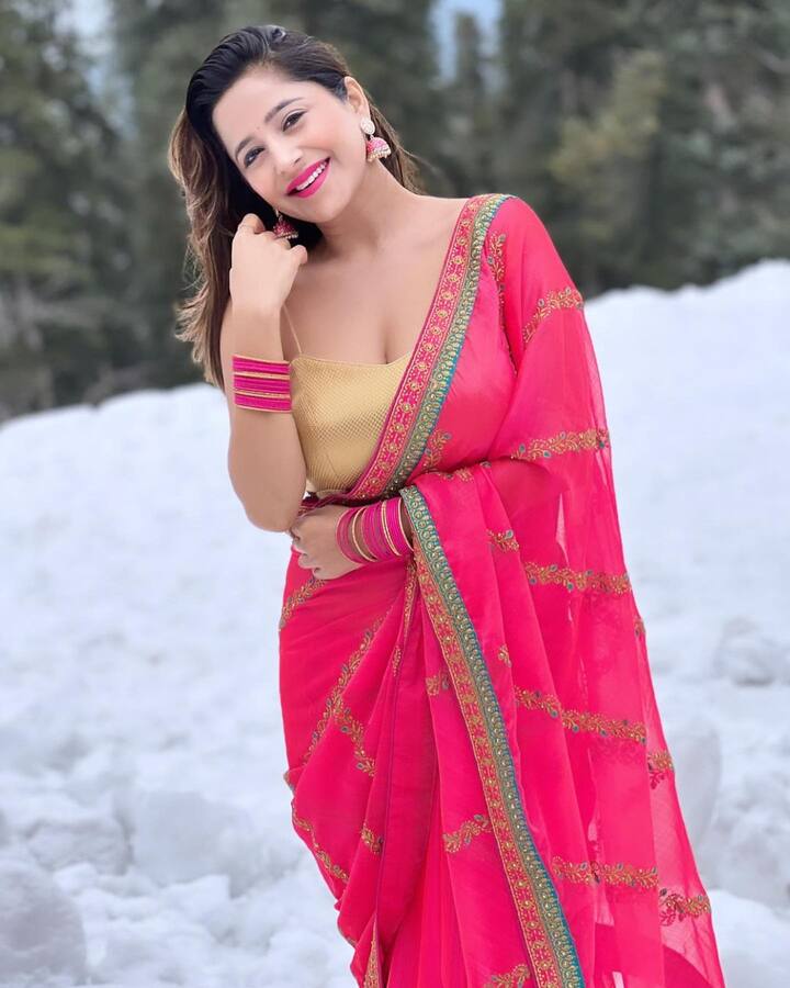 ચાહકોને તેની આ તસવીર ખૂબ જ પસંદ આવી રહી છે. ચાહકો હાર્ટ અને ફાયર ઇમોજી પણ પોસ્ટ કરી રહ્યા છે.