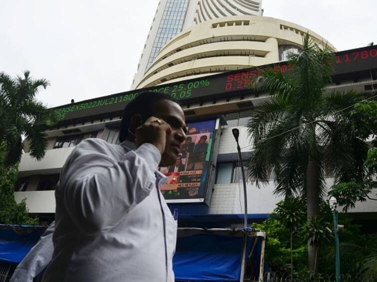 Stock Market Today 05 December, 2022: Indian stock market opens flat, Sensex down three points, Nifty crosses 18700 amid global market Stock Market Today: વૈશ્વિક બજારના પગલે ભારતીય સ્ટોક માર્કેટમાં સપાટ શરૂઆત, સેન્સેક્સ ત્રણ પોઈન્ટ ડાઉન, નિફ્ટી 18700 ને પાર