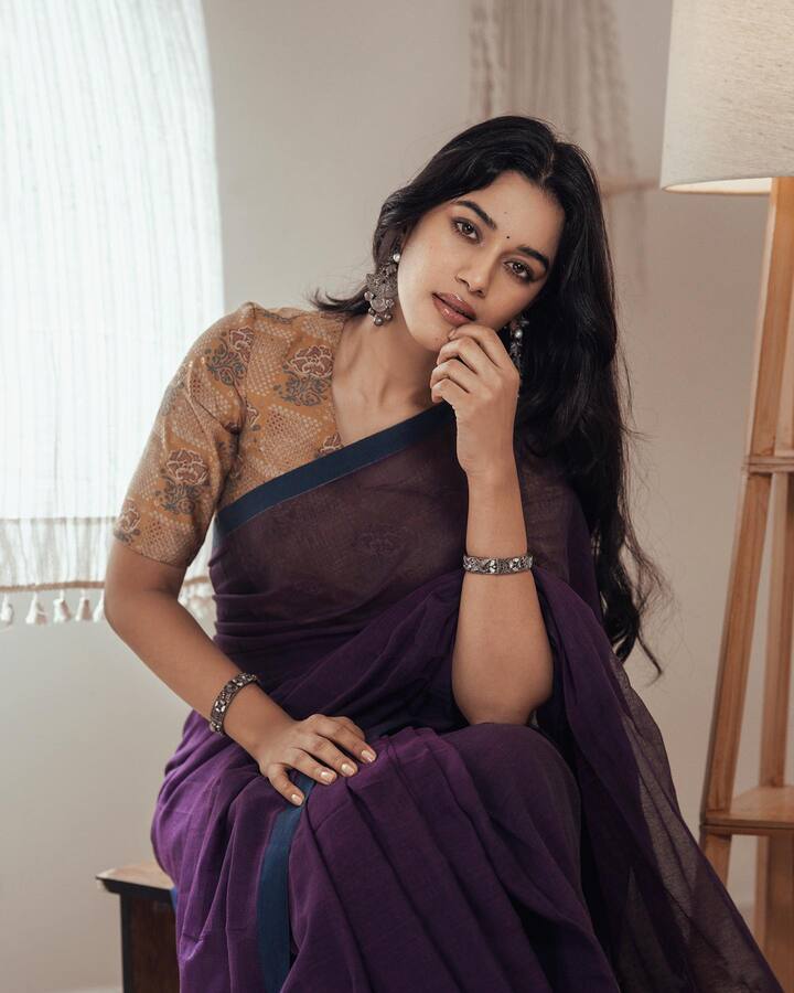 చీరలో అందంగా మెరిసిపోతోంది మృణాలిని రవి. -Image Credit: Mirnalini Ravi /Instagram