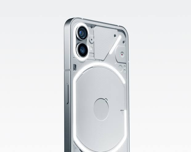 Nothing Phone (1) : नथिंग के इस फोन में क्वालकॉम स्नैपड्रेगन 778G+ प्रोसेसर दिया गया है. फोन में 6.55 इंच की स्क्रीन से Full HD+ रिसोल्यूशन वाली डिस्प्ले है. डुअल कैमरा सेटअप के साथ स्मार्टफोन में 50 MP का मेन रियर कैमरा, 50 MP का दूसरा कैमरा दिया गया है. इसके अलावा फोन में 16 MP का फ्रंट कैमरा है. इसमें 4500 mAh की बैटरी दी गई है. फोन का 8 GB रैम + 128 GB स्टोरेज वेरिएंट की कीमत 27,499 रुपये और 8 GB रैम + 256 GB स्टोरेज वेरिएंट की कीमत 29,499 रुपये है.