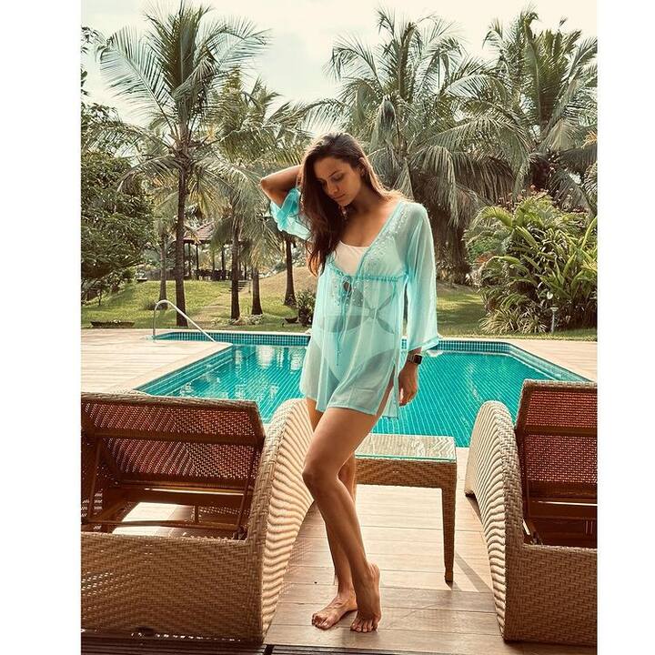 તાજેતરમાં જ ફિલ્મ 'કલા'નું ટ્રેલર રિલીઝ કરવામાં આવ્યું છે. આ ફિલ્મ એટલા માટે ચર્ચામાં છે કારણ કે ઈરફાન ખાનનો પુત્ર બાબિલ ખાન આ ફિલ્મથી બોલિવૂડમાં ડેબ્યૂ કરવા જઈ રહ્યો છે. ફિલ્મમાં તૃપ્તિ ડિમરી સાથે તેની ઓનસ્ક્રીન કેમેસ્ટ્રી જોવા મળશે.