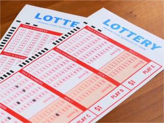 Lottery Ticket: ਪਹਿਲੀ ਵਾਰ ਖਰੀਦੀ ਲਾਟਰੀ ਦੀ ਟਿਕਟ, ਕਿਸਮਤ ਨੇ ਬਣਾ ਦਿੱਤਾ 8 ਕਰੋੜ ਦਾ ਮਾਲਕ