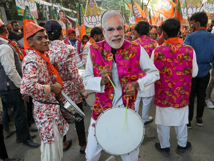 BJP supporters during a roadshow by party leaders, ahead of the Municipal Corporation of Delhi elections, in New Delhi, Sunday, Nov. 20, 2022. (Image Source: PTI)