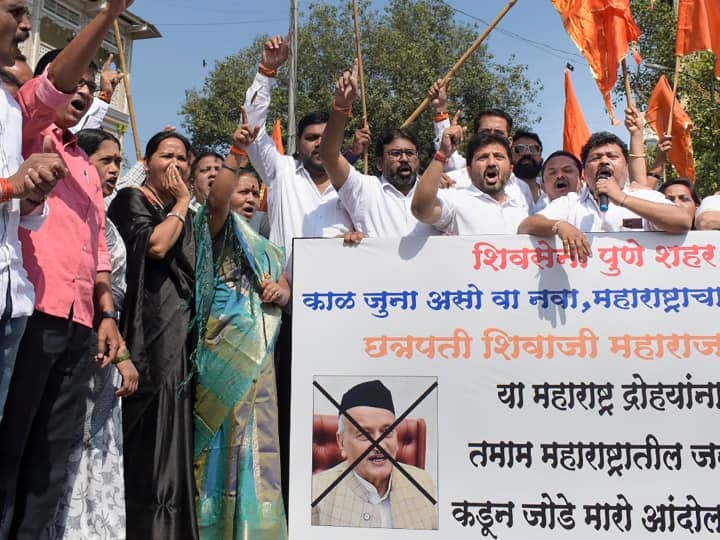 Pune: राज्यपाल के बयान पर विरोध जारी, उद्घव गुट ने पोस्टर पर स्याही लगाकर किया प्रदर्शन Maharashtra Protests continue against Governor Bhagat Singh Koshyari remarks on Shivaji Congress demand removal the post Pune: राज्यपाल के बयान पर विरोध जारी, उद्घव गुट ने पोस्टर पर स्याही लगाकर किया प्रदर्शन