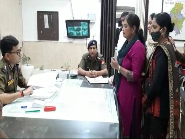Bareilly News: बरेली में धर्मांतरण मामला गरमाया, SSP ऑफिस पहुंची महिलाएं बोलीं- 'हम धर्म परिवर्तन नहीं कर्म...' UP News Women reached SSP office to free two people detained in the case of conversion in Bareilly ann Bareilly News: बरेली में धर्मांतरण मामला गरमाया, SSP ऑफिस पहुंची महिलाएं बोलीं- 'हम धर्म परिवर्तन नहीं कर्म...'