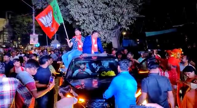 ચૂંટણી પ્રચાર કરતો કમો.