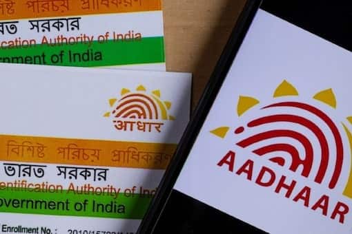 आधार कार्डमध्ये फोटो अपडेट करण्यासाठी, सर्वप्रथम आधार कार्डशी लिंक केलेले अॅप डाऊनलोड करावे लागेल.