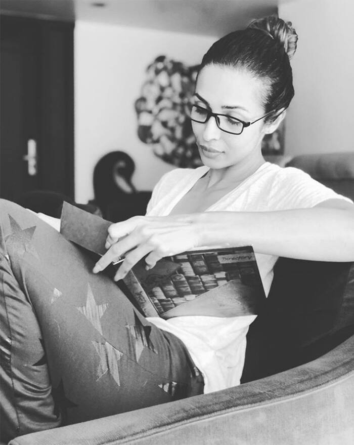 मलाइका अरोड़ा वक्त-वक्त पर सोशल मीडिया पर अपने घर के अंदर की तस्वीरें फैन्स के साथ शेयर करती रहती हैं. मलाइका के घर के लिविंग रूम की बात करें तो इसे बेहद खूबसूरती से सजाया गया है.