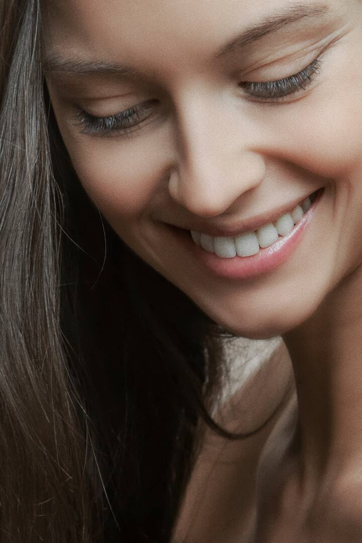 हिवाळ्यात सूर्यप्रकाश आणखी कमी होईल ज्यामुळे केळीची साले सुकणार नाहीत. अशा स्थितीत केळीच्या सालीनेच तुम्ही दात स्वच्छ करू शकता. (all photos credit: /unsplash.com)