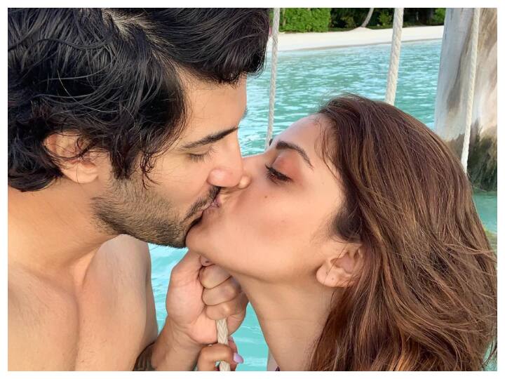 Anushka Ranjan  Aditya Seal Romantic kiss photo on their wedding Anniversary पूल में किस करते हुए पति Aditya Seal को Anushka Ranjan ने किया विश, मैरिज एनिवर्सिरी पर लिखी दिल की ये बात...