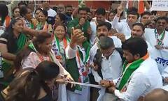 In Pics: पुण्यात राज्यपालांविरोधात राष्ट्रवादी आक्रमक; डमी कोश्यारींचं धोतर फाडलं