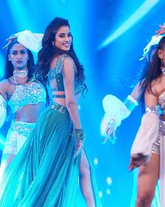 Janhvi Kapoor Pics: अवॉर्ड्स शो के मंच पर जाह्नवी कपूर ने बिखेरा जलवा, किलर डांस मूव्स के दीवाने हो जाएंगे आप