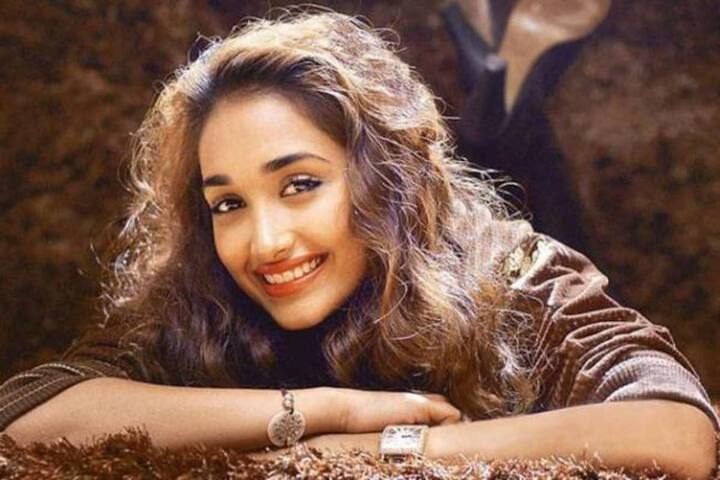 जिया खान – बॉलीवुड एक्ट्रेस जिया खान की भी सिर्फ 25 साल की उम्र में ही मौत हो गई थी. बता दें कि एक्ट्रेस जुहू स्थित अपने घर में मृत पाई गई थीं.