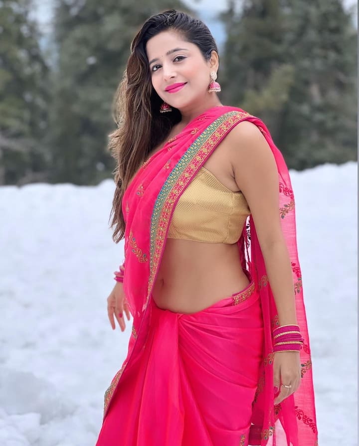 કેટ શર્મા સાડીની મેચિંગ લિપસ્ટિક અને ખુલ્લા વાળમાં ખૂબ જ સુંદર લાગી રહી છે.