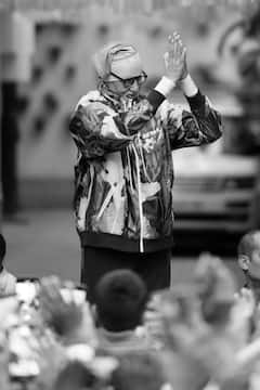 Amitabh Bachchan’s Young Fan Breaks Cordon Outside Jalsa, Rushes To Touch His Feet - See Pics