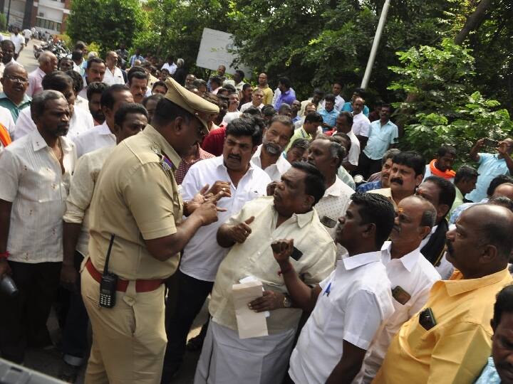 Govt Cable Operators staged a dharna protest at Salem Collectorate TNN சேலம் ஆட்சியர் அலுவலகத்தில் அரசு கேபிள் ஆபரேட்டர்கள்  தர்ணா போராட்டம்