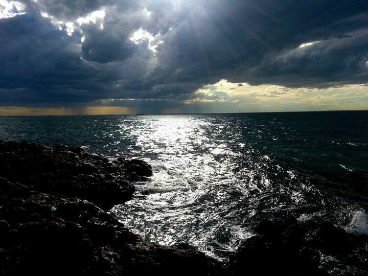 சென்னைக்கு கிழக்கே சுமார் 320 கி.மீ தொலைவில் காற்றழுத்த தாழ்வு மண்டலமானது உள்ளது