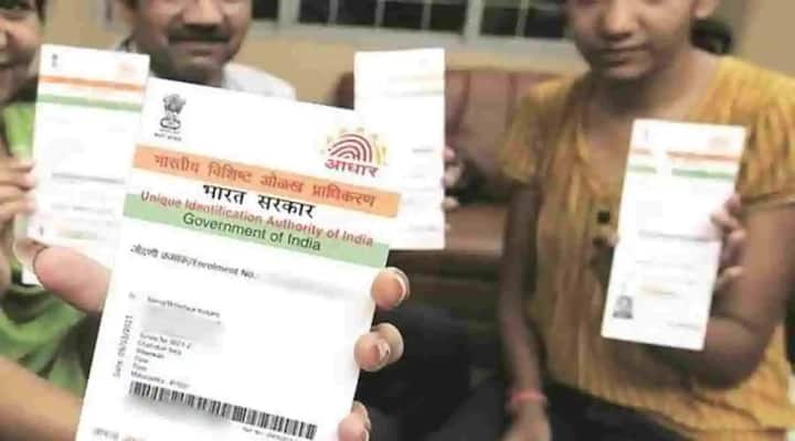 यानंतर, आधार कार्ड एक्झिक्युटिव्ह तुम्हाला एक पावती देईल, ज्यावर एक URN क्रमांक टाकला जाईल. तुम्ही या URN क्रमांकाद्वारे तुमच्या आधारमधील फोटो अपडेटच्या प्रक्रियेचा मागोवा घेऊ शकता.