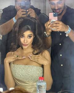 Janhvi Kapoor Pics: अवॉर्ड्स शो के मंच पर जाह्नवी कपूर ने बिखेरा जलवा, किलर डांस मूव्स के दीवाने हो जाएंगे आप