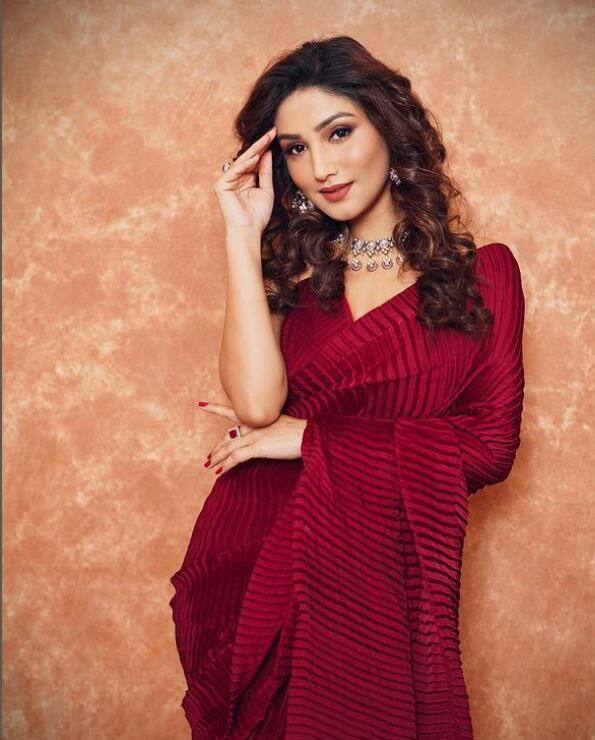 टीवी एक्ट्रेस डोनल बिष्ट भी बिग बॉस 15 का हिस्सा थी. शुरुआत में उन्हें स्ट्रॉन्ग कंटेस्टेंट माना जा रहा था लेकिन वह भी जल्द ही घर से बेघर हो गई थीं. नेटिज़न्स घरवालों  द्वारा एलिमिनेशन का फैसला लेन से बहुत नाराज हुए थे.