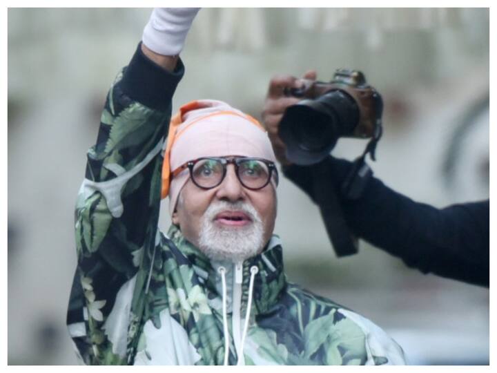 Superstar Amitabh Bachchan’s fan- a young boy- recently rushed to greet the actor as he came out his residence to wave at the fans. Take a look