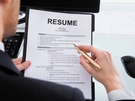 Job : इंटरव्यू देने जा रहे हैं तो आपके Resume में होनी चाहिए 'ये' बातें; मान लीजिए कि आपका चयन हो गया है Job : इंटरव्यू देने जा रहे हैं तो आपके Resume में होनी चाहिए 'ये' बातें; मान लीजिए कि आपका चयन हो गया है