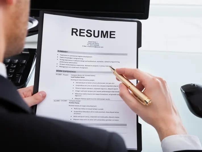 मुलाखतकाराला सुरळीत वाचता येईल असा फॉन्ट निवडा. आणि तोच संपूर्ण Resume मध्ये असू द्या. सतत फॉन्ट बदलत राहिल्याने मुलाखतकार गोंधळात येण्याची शक्यता निर्माण होऊ शकते.