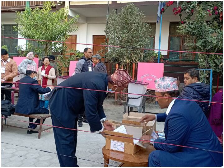 Nepal Election ballot papers set on fire police firing one died Nepal Election: नेपाल में संपन्न हुआ आम चुनाव, मतदान केंद्र पर विवाद, जलाए गए मतपत्र, पुलिस को करनी पड़ी फायरिंग