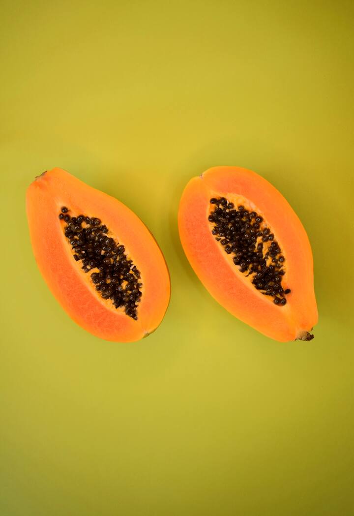 पपईच्या बियामध्ये एन्झाइम प्रोटीन असते. यामुळे फायबर तुटते. यामुळे पचनक्रिया योग्य राहते. पपईच्या बियांमध्ये बॅक्टेरियाच्या वाढीस प्रतिबंध करणारा पदार्थ गुणधर्म असल्याने, ते अन्न विषबाधाची समस्या दूर करते. १ चमचा पपईच्या बियांची पावडर पाण्यासोबत घेतल्याने पचनक्रिया चांगली राहते.