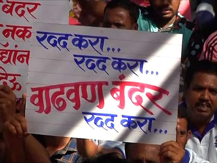 पहाटेच रेल्वेतून डहाणू पालघर भागातून शेकडो कार्यकर्ते मुंबईकडे रवाना झाले होते.