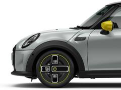 Mini Cooper SE इलेक्ट्रिक कार लॉन्च, फक्त 7 सेकंदात पकडते 100 किमी तासाचा वेग