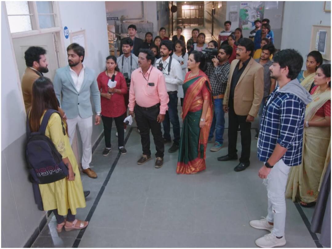 Guppedanta Manasu November 21st: మీడియా ముందు అడ్డంగా బుక్కైన రిషి, వసు- మహేంద్ర ఎంట్రీ అదుర్స్, దేవయాని ప్లాన్ తుస్స్ Guppedanta Manasu Serial November 21st Episode 613 Written Update Today Episode Guppedanta Manasu November 21st: మీడియా ముందు అడ్డంగా బుక్కైన రిషి, వసు- మహేంద్ర ఎంట్రీ అదుర్స్, దేవయాని ప్లాన్ తుస్స్