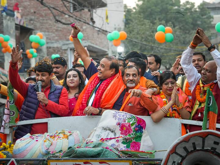 Assam CM Himanta Biswa Sarma, BJP leader Manoj Tiwari and others during a roadshow, ahead of the Municipal Corporation of Delhi elections, in New Delhi, Sunday, Nov. 20, 2022. (Image Source: PTI)