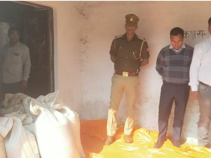 Basti News: मिड डे मील के राशन को बेचने की थी तैयारी, ग्रामीणों ने 'बाबू' के मंसूबे पर फेरा पानी UP News The accused were going to sell mid-day meal ration in Basti, the villagers caught ann Basti News: मिड डे मील के राशन को बेचने की थी तैयारी, ग्रामीणों ने 'बाबू' के मंसूबे पर फेरा पानी