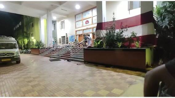 Delivery On Road In Tirupati: రోడ్డుపైనే ప్రసవించిన మహిళ, సమయానికి స్పందించిన పారామెడిక్