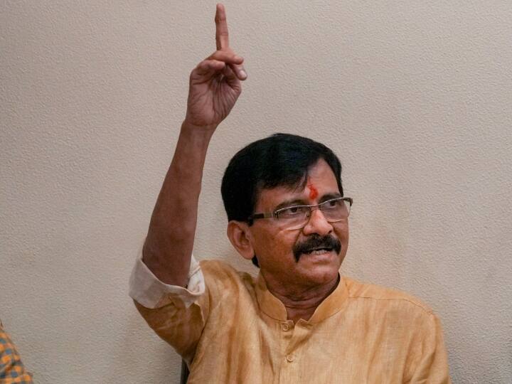 Maharashtra News Shiv Sena MP Sanjay Raut criticized the state government Sanjay Raut : राज्य सरकारची जीभ दिल्लीला गहाण ठेवलीय का?  संजय राऊतांचा हल्लाबोल 