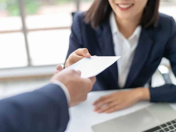 Job : इंटरव्यू देने जा रहे हैं तो आपके Resume में होनी चाहिए 'ये' बातें; मान लीजिए कि आपका चयन हो गया है Job : इंटरव्यू देने जा रहे हैं तो आपके Resume में होनी चाहिए 'ये' बातें; मान लीजिए कि आपका चयन हो गया है