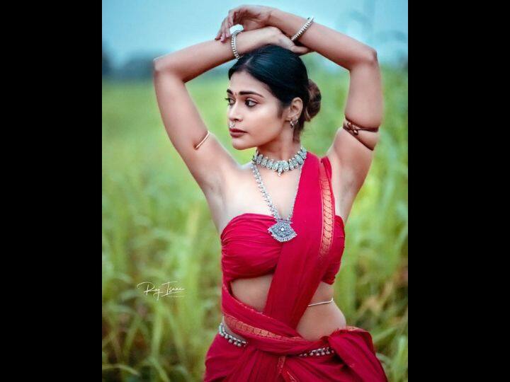 வித்தியாசமான போட்டோஷூட்கள் செய்து புகைப்படங்களை இன்ஸ்டாவில் பகிரும் வழக்கம் கொண்டவர்.