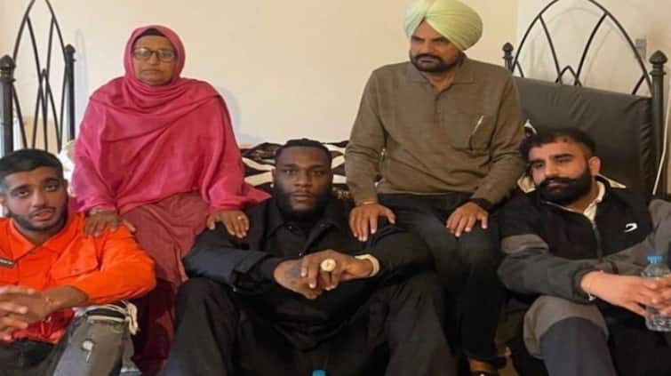 nigerian rapper burna boy with sidhu moose wala parents pays obesiance in gurdwara sahib Burna Boy: ਨਾਈਜੀਰੀਅਨ ਗਾਇਕ ਬਰਨਾ ਬੁਆਏ ਸਿੱਧੂ ਮੂਸੇਵਾਲਾ ਦੇ ਮਾਪਿਆਂ ਨਾਲ ਗੁਰਦੁਆਰਾ ਸਾਹਿਬ ਹੋਇਆ ਨਤਮਸਤਕ