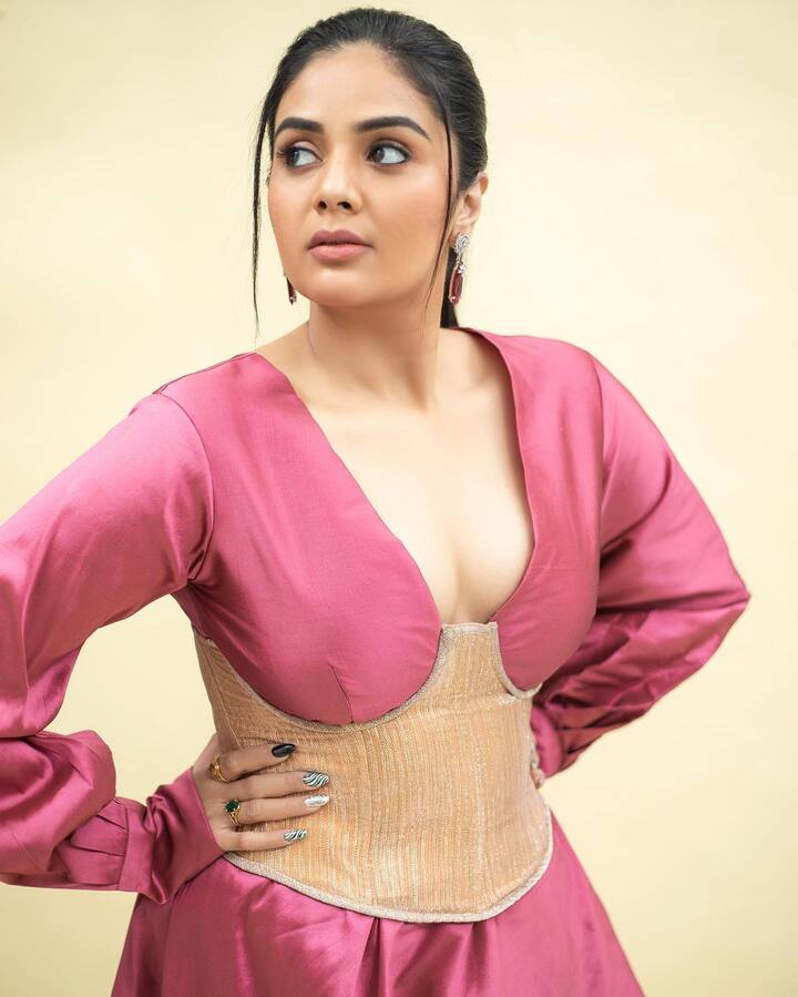 బుల్లితెర యాంకర్ గా తనకంటూ ఓ ప్రత్యేక గుర్తింపు తెచ్చుకుంది శ్రీముఖి. Photo credit: Sreemukhi/ instagram