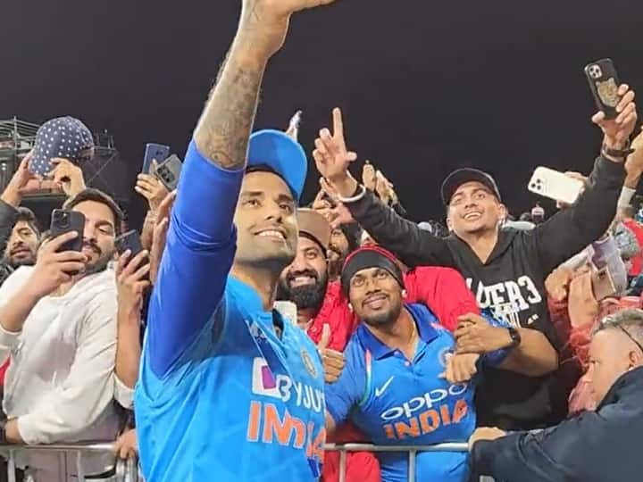 IND vs NZ Surya Kumar Yadav Give autographs and clicked selfie with fans after his Fabulous century against New Zealand IND vs NZ: शतकीय पारी के बाद सूर्यकुमार यादव ने फैंस को किया खुश, दर्शकों के साथ खिंचवाई सेल्फी, वीडियो वायरल