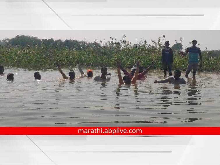 maharashtra News Aurangabad News As there is no road to go to the farm, the villagers Jalandolan in the back water of Jayakwadi Aurangabad: शेतात जाण्यासाठी रस्ता नसल्याने गावकऱ्यांचं जायकवाडीच्या बॅक वॉटरमध्ये 'जलआंदोलन'