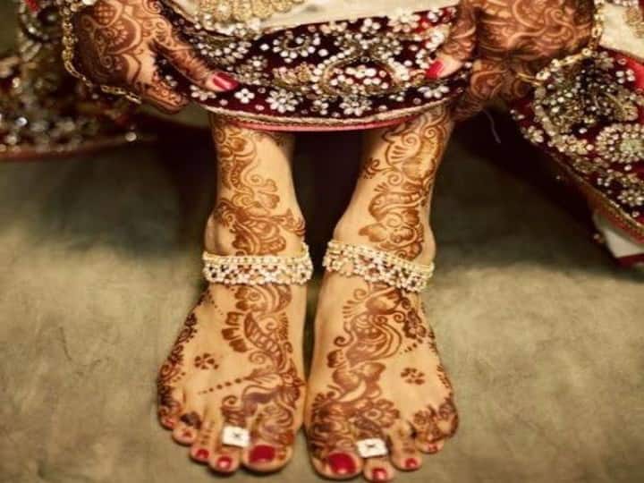 Why Indian married women wear bichhiya after marriage know the reason Toe Ring Importance: क्या आपकी सास ने भी कहा था इस पैर में बिछिया पहनना है अपशकुन, पति के लिए ही नहीं बिछिया पहनना आपके लिए भी है फायदेमंद