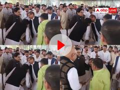 Watch: मुलायम परिवार में मिट रही दूरियां! अब शिवपाल ने बड़े भाई राम गोपाल यादव के छुए पैर