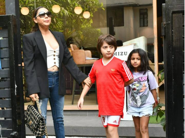 Gauri Khan Photos: शाहरुख खान की पत्नी गौरी खान अपने छोटे बेटे अबराम के साथ जुहू में स्पॉट हुई हैं. इस दौरान गौरी खान का बॉस लेडी लुक देखने को मिला. देखें तस्वीरें.