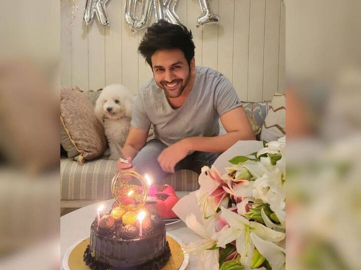 Kartik Aaryan: বলিউডের লেটেস্ট হার্টথ্রব কার্তিক আরিয়ান। কোভিড পরবর্তী বলিউডে তাঁর হাত ধরেই লক্ষ্মীলাভ। ২০২২ সালের অন্যতম সফল অভিনেতা। 'রুহ বাবা'র জন্মদিনে রইল শুভেচ্ছা।