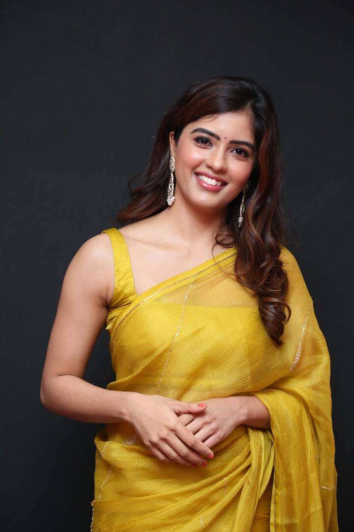 ప్రస్తుతం ‘హనుమాన్’ చిత్రంలో నటిస్తున్నది.