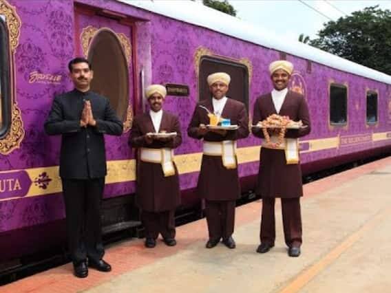 ભારતીય રેલ્વેમાં મુસાફરી દર વર્ષે વધુ આરામદાયક અને વૈભવી બની રહી છે. ભારતીય રેલ્વે પણ તેના મુસાફરોની મુસાફરીને સરળ અને આરામદાયક બનાવવા માટે તેની કાર્યશૈલીમાં સમયાંતરે ઘણા ફેરફારો કરી રહી છે. આજે અમે તમને ભારતની એક એવી ટ્રેન વિશે જણાવવા જઈ રહ્યા છીએ, જેમાં જો લોકો બેસી જાય તો તેમને તેમાંથી બહાર નીકળવાનું મન થતું નથી. એટલે કે આ ટ્રેન કોઈ લક્ઝરી ફાઈવ સ્ટાર હોટલથી ઓછી નથી. આ ટ્રેનમાં ઉપલબ્ધ સુવિધાઓ એટલી પ્રીમિયમ અને ખાસ છે કે તમે તેને લીધા વિના રહી શકશો નહીં. આ ટ્રેનનું નામ ગોલ્ડન રથ છે. સુવર્ણ રથ પણ વિશ્વની લક્ઝરી ટ્રેનોમાંની એક છે. આવો જાણીએ શું છે આ ટ્રેનની ખાસિયત.