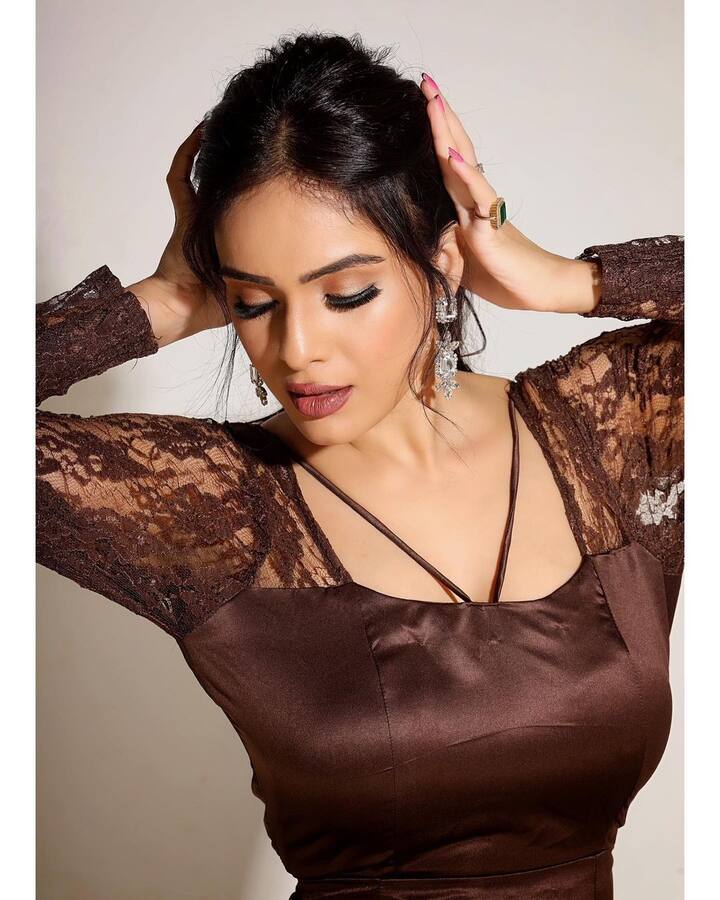 નેહા મલિક ઈન્સ્ટાગ્રામ પર સતત એક્ટિવ રહે છે.