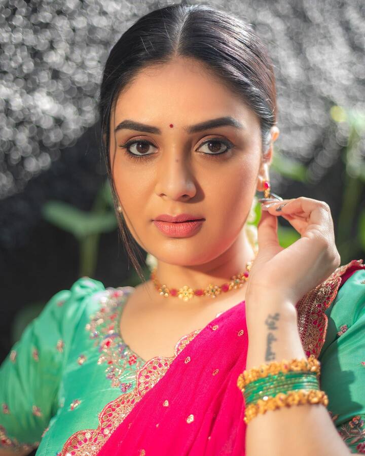 వాస్తవానికి తను సినిమాల్లోకి రావాలనుకుని.. యాంకరింగ్ లోకి అడుగు పెట్టింది. Photo credit: Sreemukhi/ instagram